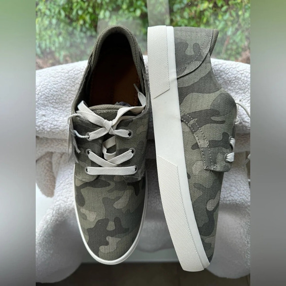 NIB Men's Sun + Stone Kiva Lace-up Sneakers. Size 10M. Camo - Picture 13 of 14